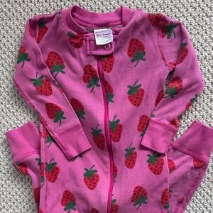 Hanna Andersson strawberry print sleeper - 18-24 months (80cm)